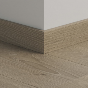 Плинтус ПВХ прямой для LVT Pergo PGVSK40227 Каштан итальянский пепельный 2400х12х58 в интерьере