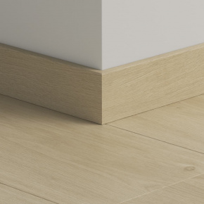 Плинтус ПВХ прямой для LVT Pergo PGVSK40176 Дуб современный 2400х12х58 в интерьере